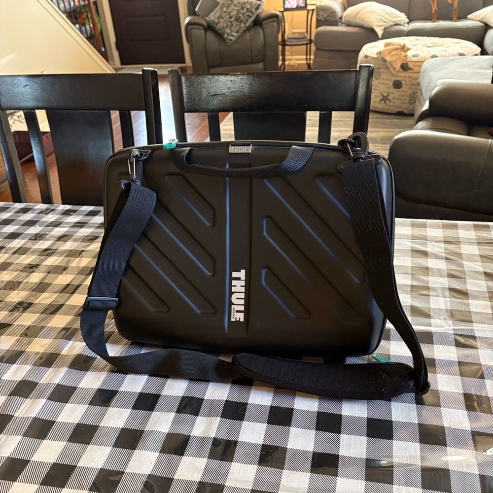 Thule of Sweden Black Hard Shell Zipper Carry or  Shoulder Laptop Computer Bag